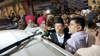 आजम खान को अपने साथ लेकर जाती ईडी की टीम