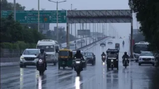 बीते तीन दिनों से हुई वर्षा से दिल्ली-एनसीआर में हवा स्वच्छ होने के साथ ही तापमान में भी गिरावट दर्ज की गई। नोएडा में कुछ ऐसी दिखीं शुक्रवार को सड़कें। जागरण