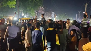 गड़हनी में हादसे के बाद सड़क जाम कर हंगामा करते लोग। (सौ.- वीडियो ग्रैब)