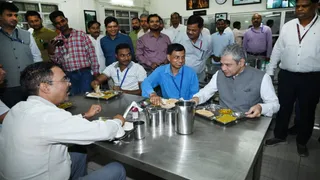 रेल मंत्री अश्विनी वैष्णव ने बरेका में कर्मचारियों संग किया भोजन, सुनी समस्याएं।