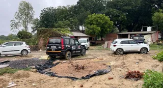 नवाबगंज के बरईपुर रामनगर गांव में राजेश यादव के घर पर पहुंची आयकर विभाग की टीम। जागरण