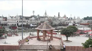 स्वयंसेवकों, पुलिस और सुरक्षा बलों के लिए विशेष क्यूआर कोड पास।