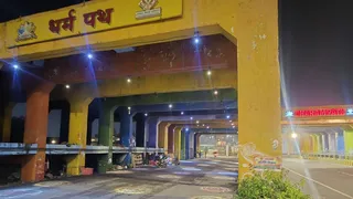 धर्मपथ पर सजीं आकर्षक रंगोलियां।