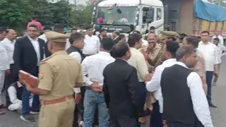 चंदौली में अधिवक्ता की संदिग्ध मौत, परिजनों ने जताई हत्या की आशंका; वकीलों ने हाईवे किया जाम।