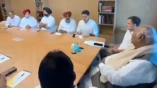 दिल्ली में पंजाब कांग्रेस की बैठक के दौरान INC अध्यक्ष मल्लिकार्जुन खरगे, राहुल गांधी, सचिन पायरल, परगट सिंह, अमरिंदर सिंह राजा वड़िंग, सुखजिंदर सिंह रंधावा।