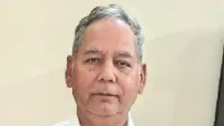 मुख्य पशु चिकित्साधिकारी शांति प्रकाश द्विवेदी।