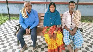 पोस्टमार्टम परिसर में हादसे की जानकारी देते स्वजन। फोटो सौ. जागरण