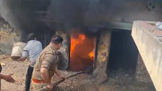 शेखपुरा मोहल्ले में मकान में आग बुझाते पुलिसकर्मी