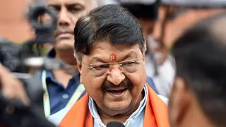 प्रदर्शनकारी को देखकर भड़क गए विजयवर्गीय (फोटो- एएनआई)