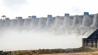दुद्धी क्षेत्र के अमवार स्थित कनहर बांध के खुले गेट से बहता पानी