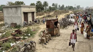 स्टेशनों पर सुरक्षा राम भरोसे (एआई जेनरेटेड तस्वीर)