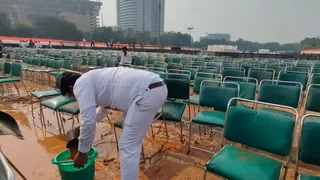 दिल्ली में हुई दो दिन की बारिश में रामलीला मैदान में जगह-जगह जलभराव हो गया है। इससे वहां की तैयारियों में जुटे लोगों को दिक्कत का सामना करना पड़ रहा है। जागरण
