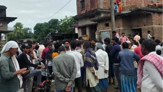 मृतक के दरवाजे पर शोकाकुल लोगों की भीड़। सौ. ग्रामीण