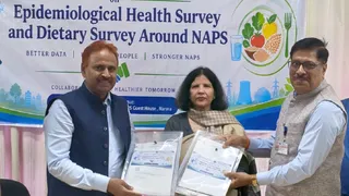 MOU पर हस्ताक्षर के दौरान आयोजित कार्यक्रम में एएमयू के रजिस्ट्रार प्रो. असीम जफर, वीसी प्रो. नईमा खातून एवं नरौरा परमाणु केंद्र के निदेशक अमरनाथ ठाकुर। सौ. एनएपीएस