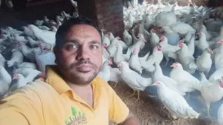 अपने पोल्ट्री फार्म में रोबिन वर्मा। स्रोत स्वयं