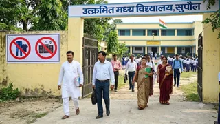 शिक्षकों के जींस-टीशर्ट पहनने पर रोक (एआई जेनरेटेड तस्वीर)