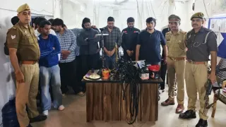 नंदग्राम पुलिस द्वारा गिरफ्तार अवैध हुक्काबार चलाने के 18 आरोपित। सौ. पुलिस