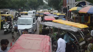 मथुरा रोड पर निजामुद्दीन दरगाह जाने वाली गली के मुहाने पर बेतरतीब तरीके से पार्क वाहन, जिसके चलते आधी के कम बचती है रोड। जागरण