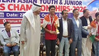 विजेता ट्राफी के साथ दरभंगा जिले के खिलाड़ी जयेश।