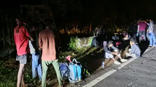 बीजापुर से दुर्ग जा रही यात्री बस दुर्घटनाग्रस्त (फोटो- जागरण)