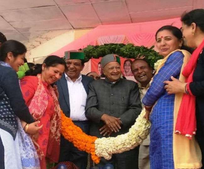 भाजपा की चले तो सरकारी स्कूलों को बना दे संघ की शाखाएं : वीरभद्र image-13940