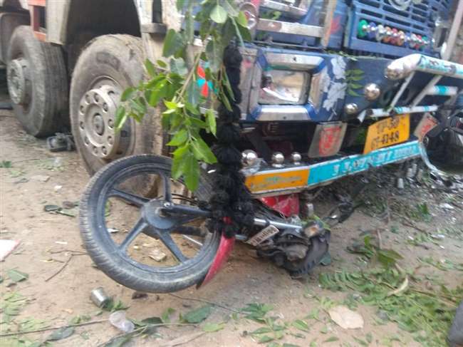 आजमगढ़ में अनियंत्रित ट्रक ने कई लोगों को रौंदा, पांच की मौत, कई गंभीर रुप  से घायल Azamgarh news - many people died after truck accident in azamgarh
