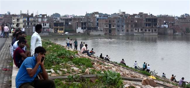 घरों में घुसा गंगा-यमुना नदियों का पानी, लोगों ने छत पर डाला डेरा Prayagraj News