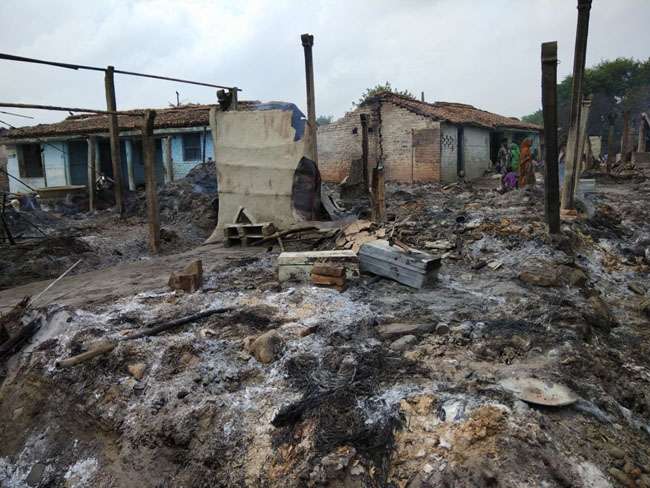 खगड़िया में दबंगों की दिवाली, महादलितों के 50 घरों को किया आग के हवाले