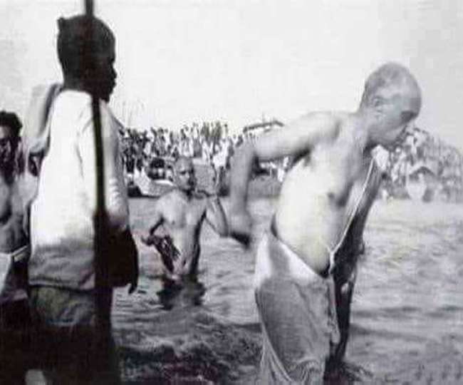 क्या प्रथम प्रधानमंत्री जवाहर लाल ने पहले कुंभ में स्नान किया था, जानें- वायरल फोटो का सच