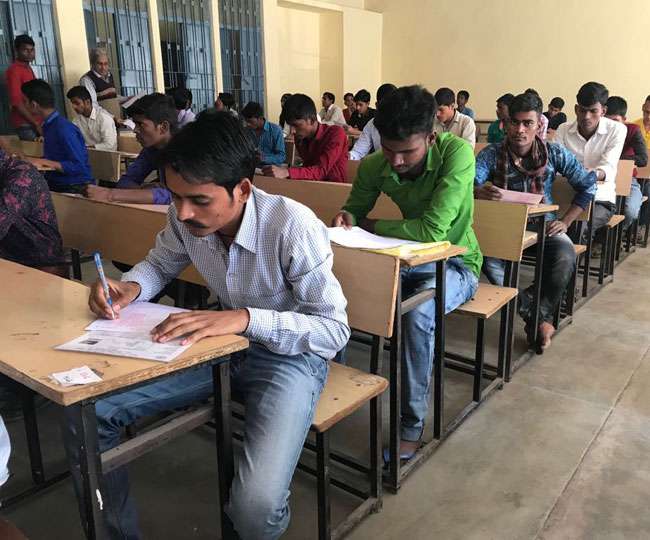 बिहार के 1,426 केंद्रों पर कड़ी सुरक्षा के बीच मैट्रिक परीक्षा की पहली पाली  संपन्‍न - Bihar board matriculation examination starts from today