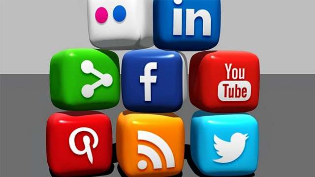 hindi may topple english on social media in india online hindi news