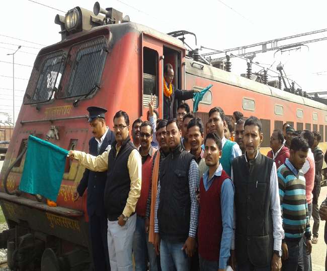 रक्सौल से पहली इलेक्ट्रिक ट्रेन बनी मिथिला एक्सप्रेस, यात्रियों में खुशी का  माहौल - First Electric Train made Mithila Express from Raxaul