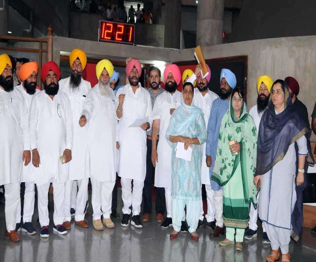 केजरीवाल की माफी पर विधानसभा में भी घिरे आप विधायक