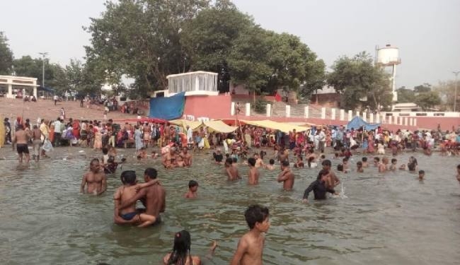 गंगा में उमड़ा आस्था का सैलाब -