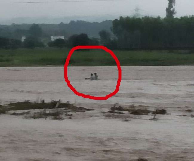 बारिश से उफान पर आर्इ आसन नदी, अलग-अलग जगह फंसे सात लोग; रेस्क्यू