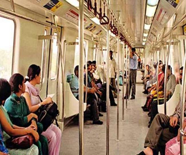 दिल्ली मेट्रो में यात्रियों को लाइटर और माचिस रखने की छूट पर घिरा DMRC