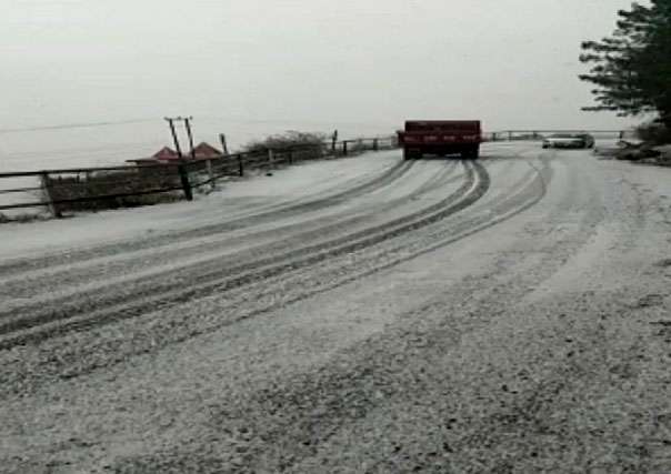 Season's first snowfall of season in Lee Karawat, Shimla