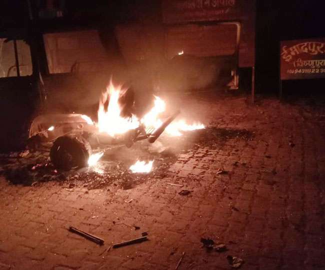 आरा में थाने के सामने ही फूंक दी काराकाट पुलिस की गाड़ी, बचाव में फायरिंग