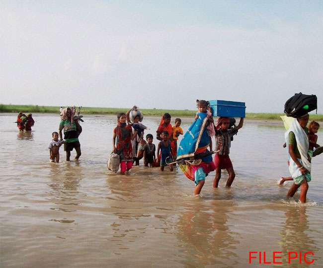 बाढ़ से विस्‍थापन: यहां दो पाटों के बीच हर साल खो जाता बचपन