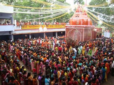एक लाख श्रद्धालुओं ने किया जलाभिषेक