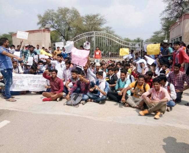 हकेंवि का गेट बंद कर दिया धरना - sdfg