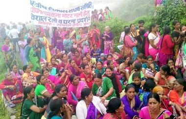 सरकार के खिलाफ सड़क पर उतरी मातृशक्ति