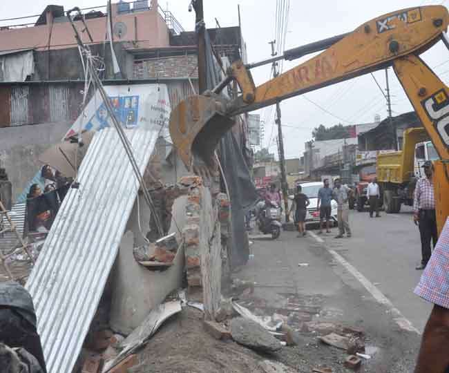 अतिक्रमण के खिलाफ धीमा पड़ा अभियान, मोबाइल टावर पर चढ़ा व्यापारी