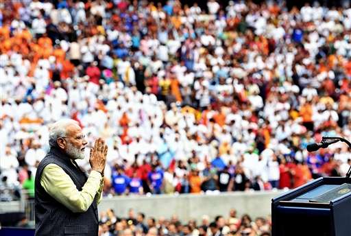 HOWDY MODI: पीएम मोदी ने टेक्सास के सीनेटर की पत्नी से मांगी माफी, जानिए क्या था कारण image-14321