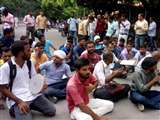 आरक्षण को लेकर छात्रों ने किया सेंट्रल आफिस बीएचयू का घेराव, प्रशासनिक अधिकारी मौके पर Varanasi news