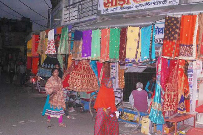 हे भगवान! हाथरस के पंजाबी मार्केट में 11 रुपये महीने पर दुकान