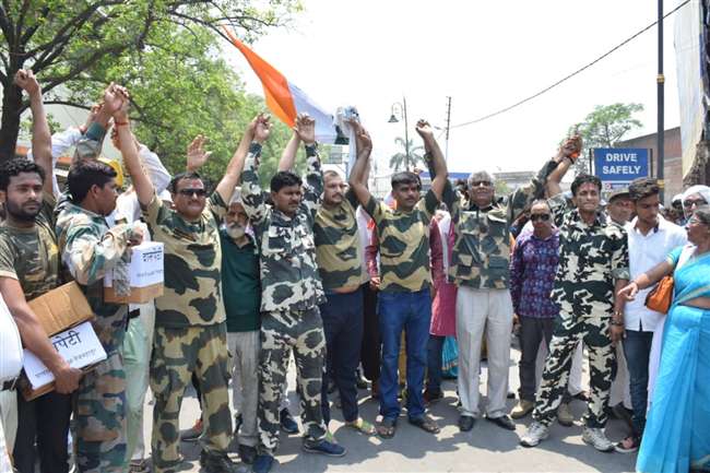 Loksabha Election 2019 : बर्खास्त जवान तेजबहादुर यादव वाराणसी से नामांकन करने पहुंचे