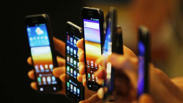 Second-hand smartphone business will grow in India in the next 2 years, here will be the advantage | भारत में अगले 2 सालों में तेजी से बढ़ेगा सेकेंड-हैंड स्मार्टफोन का व्यापार, यहां होगा फायदा Second-hand smartphone business will grow in India in the next 2 years, here will be the advantage | भारत में अगले 2 सालों में तेजी से बढ़ेगा सेकेंड-हैंड स्मार्टफोन का व्यापार, यहां होगा फायदा