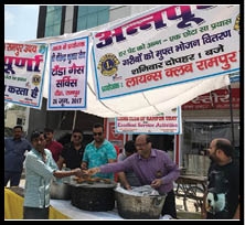 अन्नपूर्णा शिविर लगाकर कराया भोजन