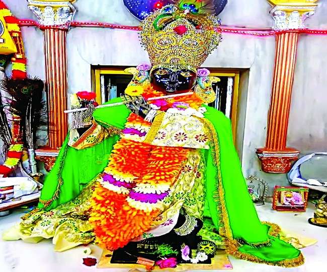 ज न क य न रप र क श र ब जर ज स व म म द र म म र ब ई स ग व र जत ह ग र धर ग प ल Sri Brajraj Temple Of Nurpur Pathankot Meerabai Idol Is Present With That Of Sri Krishna